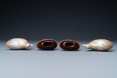 Une paire de bo&icirc;tes couvertes en forme de cailles en bois et nacre, Chine, marque de Qianlong, Qing