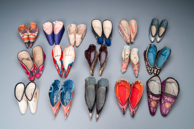 Une collection de 44 paires de chaussures lotus en soie et coton, Chine, Qing et R&eacute;publique