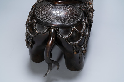 Un br&ucirc;le-parfum de taille monumentale en bronze en forme d'&eacute;l&eacute;phant, 'koro', Japon, Edo/Meiji, 19&egrave;me