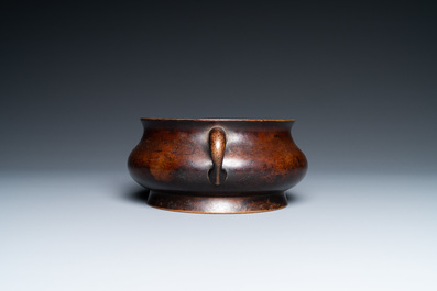 Een Chinese bronzen wierookbrander, Xuande merk, Kangxi