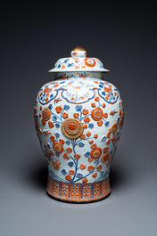 Een uitzonderlijk grote Chinese Imari-stijl dekselvaas met reli&euml;fdecor, Kangxi