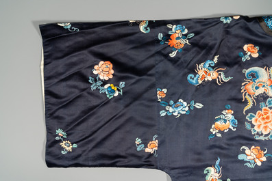 Une robe de femme en soie brod&eacute;e &agrave; d&eacute;cor de papillons et fleurs, Chine, 19&egrave;me