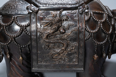 Un br&ucirc;le-parfum de taille monumentale en bronze en forme d'&eacute;l&eacute;phant, 'koro', Japon, Edo/Meiji, 19&egrave;me