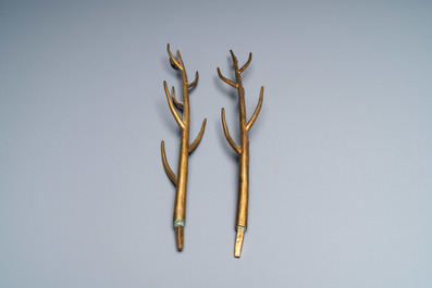 A Chinese cloisonn&eacute; model of a deer, 19/20th C.