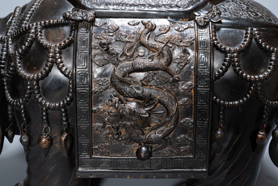 Un br&ucirc;le-parfum de taille monumentale en bronze en forme d'&eacute;l&eacute;phant, 'koro', Japon, Edo/Meiji, 19&egrave;me