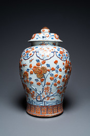 Een uitzonderlijk grote Chinese Imari-stijl dekselvaas met reli&euml;fdecor, Kangxi