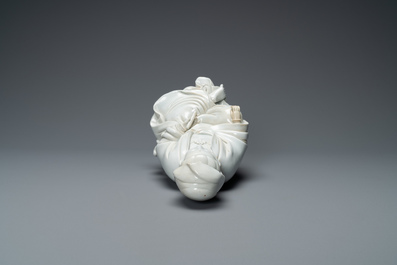 Een Chinese Dehua blanc de Chine figuur van Guanyin, 18/19e eeuw