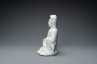 Een Chinese Dehua blanc de Chine figuur van Guanyin, 18/19e eeuw
