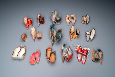 Une collection de 44 paires de chaussures lotus en soie et coton, Chine, Qing et R&eacute;publique