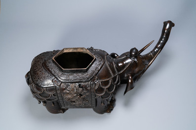 Un br&ucirc;le-parfum de taille monumentale en bronze en forme d'&eacute;l&eacute;phant, 'koro', Japon, Edo/Meiji, 19&egrave;me