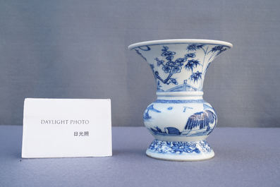 Un 'zhadou' en porcelaine de Chine en bleu et blanc, Kangxi