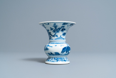 Un 'zhadou' en porcelaine de Chine en bleu et blanc, Kangxi