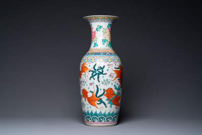 A Chinese famille rose 'goldfish' vase, 19th C.