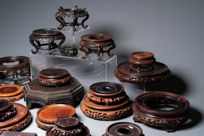 Een diverse collectie Chinese houten sokkels, 19/20e eeuw