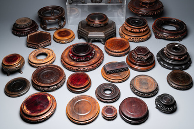 Een diverse collectie Chinese houten sokkels, 19/20e eeuw