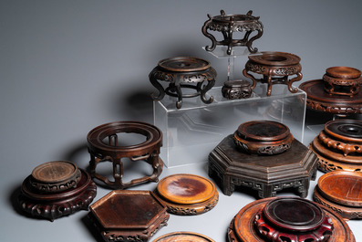 Een diverse collectie Chinese houten sokkels, 19/20e eeuw
