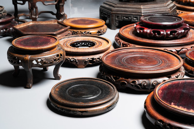 Een diverse collectie Chinese houten sokkels, 19/20e eeuw