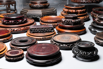 Een diverse collectie Chinese houten sokkels, 19/20e eeuw