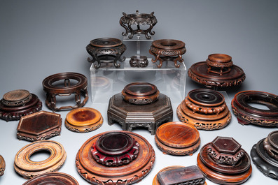 Een diverse collectie Chinese houten sokkels, 19/20e eeuw