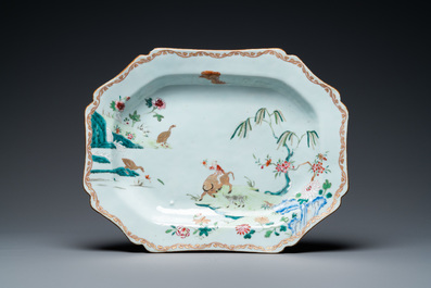 Een Chinese famille rose dekselterrine op onderschotel, Qianlong
