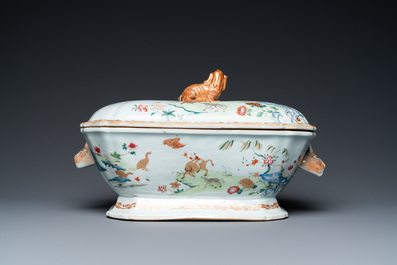 Een Chinese famille rose dekselterrine op onderschotel, Qianlong