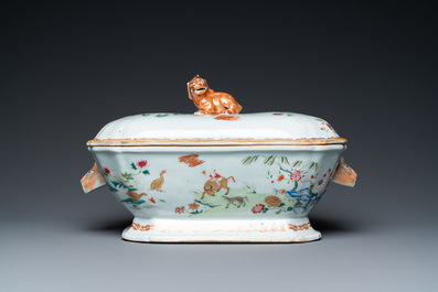 Een Chinese famille rose dekselterrine op onderschotel, Qianlong