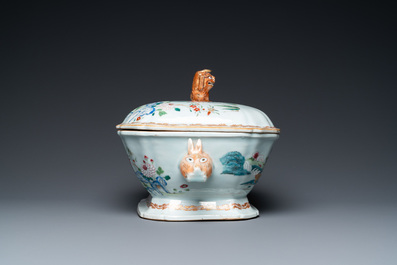 Een Chinese famille rose dekselterrine op onderschotel, Qianlong