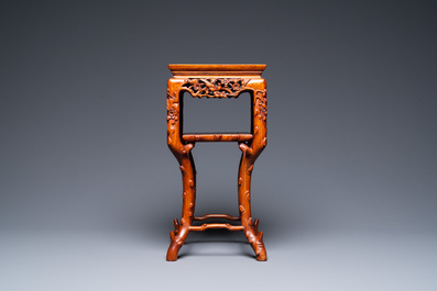 Un socle en bois sculpt&eacute; au plateau en marbre, Chine, 19&egrave;me