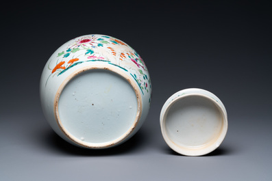 Een Chinese famille rose dekselpot met floraal decor, Qianlong