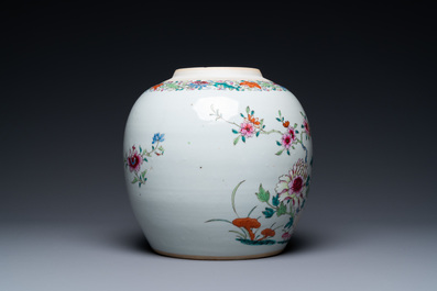 Een Chinese famille rose dekselpot met floraal decor, Qianlong