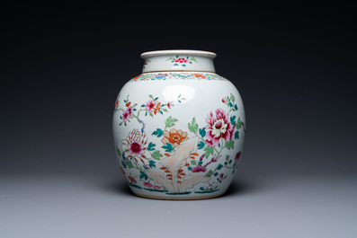 Een Chinese famille rose dekselpot met floraal decor, Qianlong