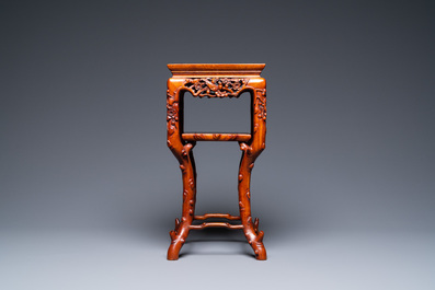 Un socle en bois sculpt&eacute; au plateau en marbre, Chine, 19&egrave;me
