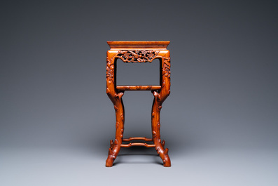 Un socle en bois sculpt&eacute; au plateau en marbre, Chine, 19&egrave;me