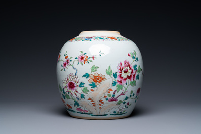 Een Chinese famille rose dekselpot met floraal decor, Qianlong