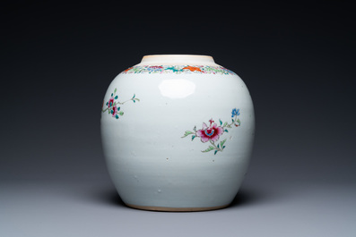 Een Chinese famille rose dekselpot met floraal decor, Qianlong