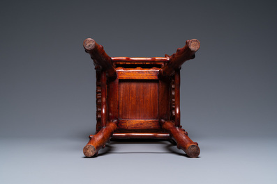Un socle en bois sculpt&eacute; au plateau en marbre, Chine, 19&egrave;me