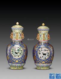 Een vierdelige Chinese opengewerkte en draaiende famille rose vaas, Qianlong merk, Republiek