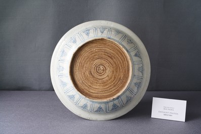 Un plat en gr&egrave;s porcelaineux d'Annam ou Vietnam &agrave; d&eacute;cor de deux oiseaux en bleu et blanc, 15&egrave;me