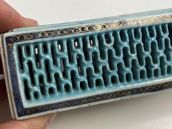 A Chinese famille rose 'erotical subject' cricket box, 1st half 19th C.