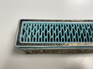 A Chinese famille rose 'erotical subject' cricket box, 1st half 19th C.