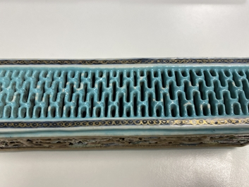 A Chinese famille rose 'erotical subject' cricket box, 1st half 19th C.