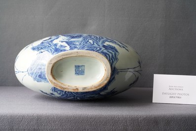 Een grote Chinese blauw-witte 'moonflask' vaas met herten, Qianlong merk en periode