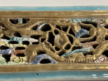 A Chinese famille rose 'erotical subject' cricket box, 1st half 19th C.