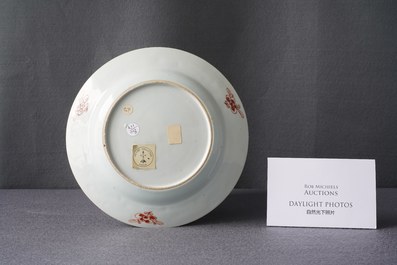Une assiette en porcelaine de Chine famille rose &agrave; d&eacute;cor de canards et d'immortels, Yongzheng