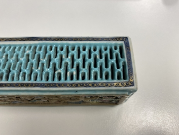 A Chinese famille rose 'erotical subject' cricket box, 1st half 19th C.