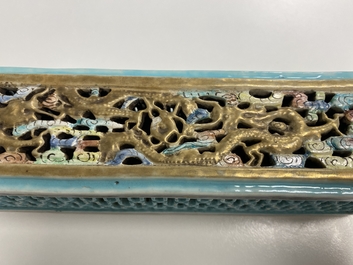 A Chinese famille rose 'erotical subject' cricket box, 1st half 19th C.