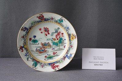Une assiette en porcelaine de Chine famille rose &agrave; d&eacute;cor de canards et d'immortels, Yongzheng