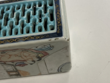 A Chinese famille rose 'erotical subject' cricket box, 1st half 19th C.