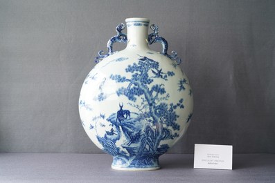 Een grote Chinese blauw-witte 'moonflask' vaas met herten, Qianlong merk en periode