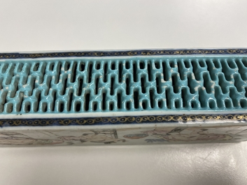 A Chinese famille rose 'erotical subject' cricket box, 1st half 19th C.